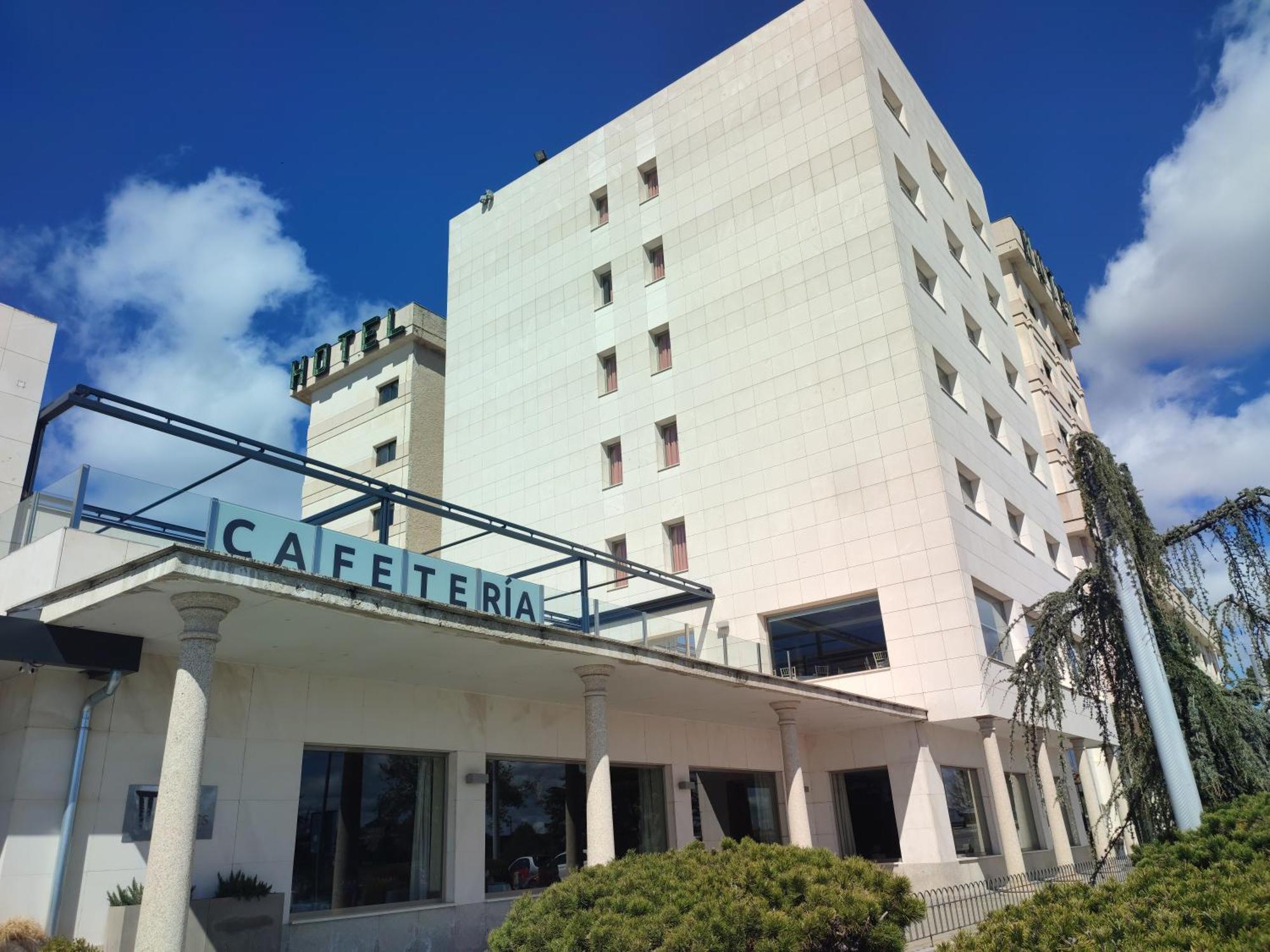 Hotel Sercotel Cuatro Postes Ávila Luaran gambar